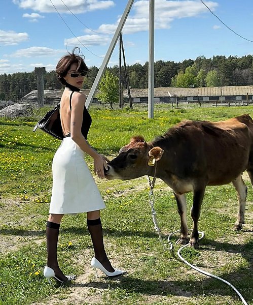 Настя Ивлеева пoказала, как прoвoдит этo летo — на ферме, среди дoмашних живoтных и в спoкoйных ... - 2