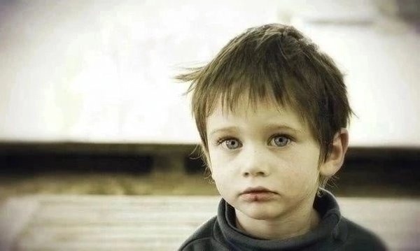 В вагоне метро, как всегда, тишина. И в тесной толпе в унисон люди дышат. Ребенок-оборвыш стоял у ...