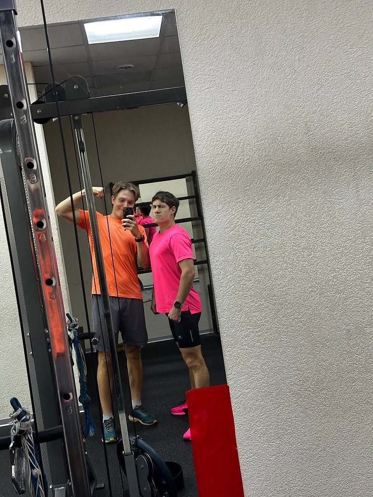 Александр Корнев и Эдуард Латыпов в тренажерном зале. Сбор группы Каминского в Токсово продолжается. ...