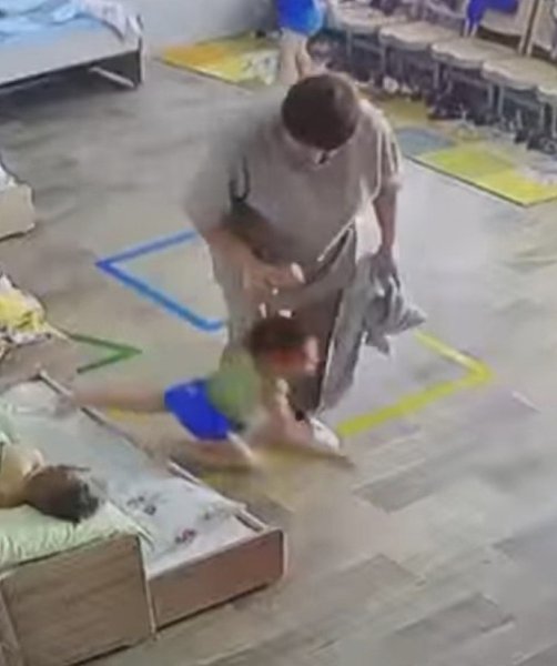 В Уссурийске воспитательница пыталась насильно уложить спать трехлетнего ребенка.В Уссурийске ... - 2