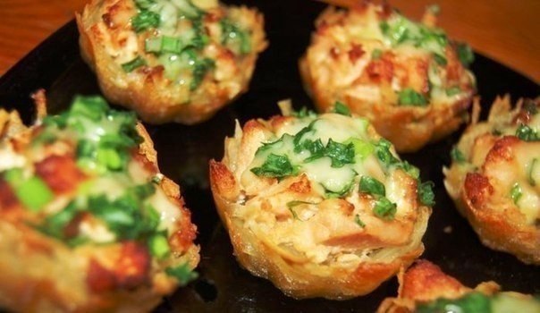 Тарталетки из картофеля с куриным филе под чесночно-сырным соусом .Ингредиенты: - Филе курицы - 700 ...