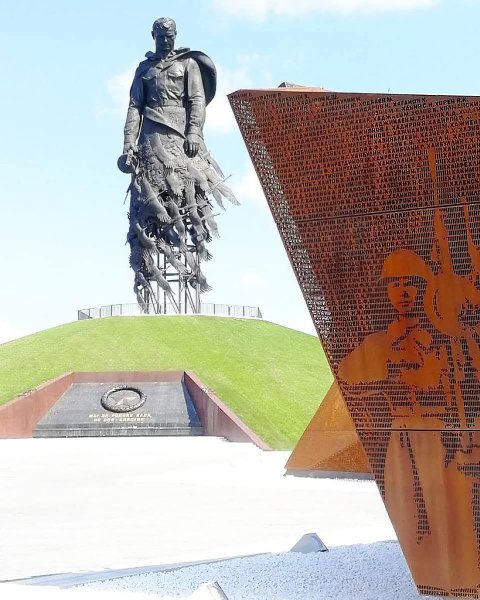 :) Мнe не жалко погибших немeцких солдат, Что хотели с землёю сравнять Сталинград, Этих Гансов и ...