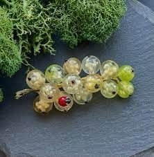 Смородина, малина, гранат, черника, крыжовник, земляника — эти украшения будто собраны на утренней ... - 6