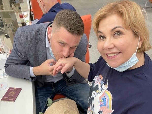 Беременность 53-летней Марины Федункив: скрывает под мешковатой одеждой!? Очевидцы засняли Федункив ...
