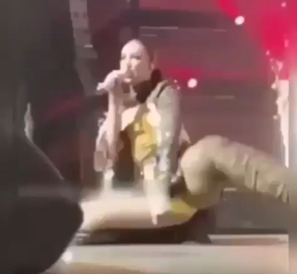 Общественность требует контроля над творчеством звезд. Эпатажные выходки, откровенные наряды и ... - 2