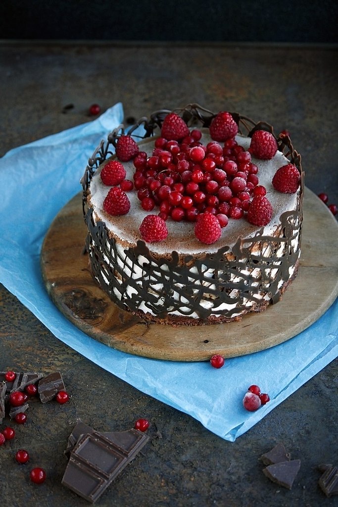 СМЕТАННИК С ЧЕРНОСЛИВОМ. КОРЖИ 1,5 стакана муки 1 стакан сахара 3 яйца 250г сметаны 1 ч.л. соды ...