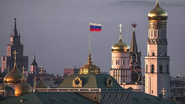 “СССР умер... Сынок, куда мне знамя нести?”.Красный цвет Победы над поверженным Берлином мы ...