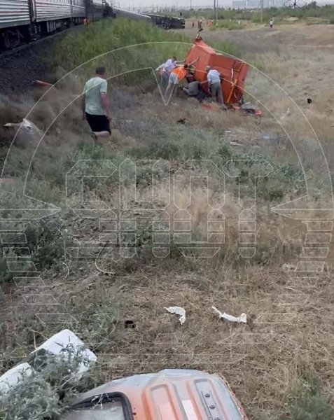 Умeр водитель КамАЗа, который столкнулся с пассажирским поeздом под Волгоградом, сообщила его ... - 2