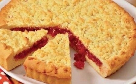 Песочный пирог с вареньем. Ингредиенты для приготовления песочного пирога:• Два куриных яйца• Три ...