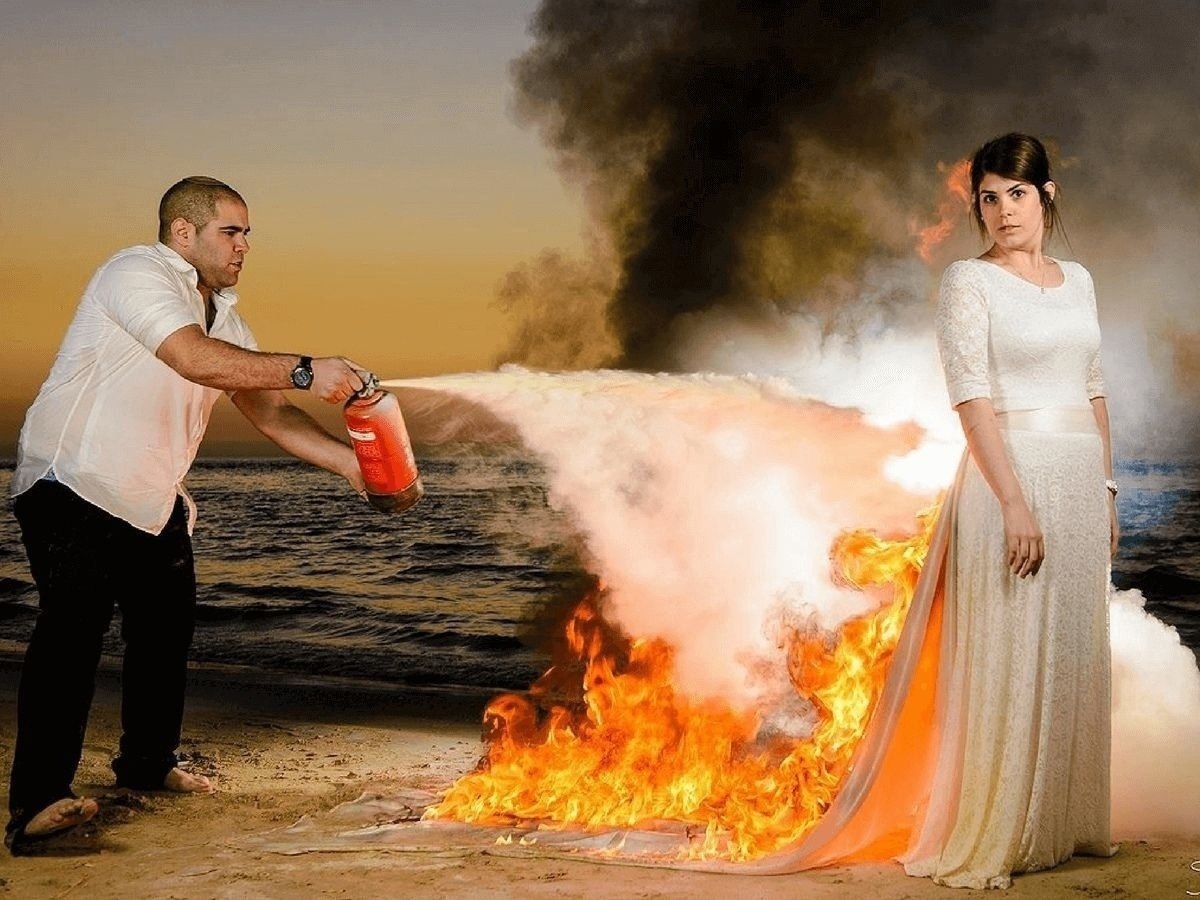 Трэш свадьбы. Горящее платье невесты. Загорелось свадебное платье. Сожжение свадебного платья. Свадебное платье в огне.