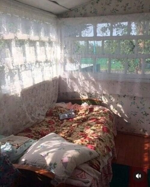 Проснуться в четыре утра, когда чисто и спокойно, даже пьяные уже не поют. Немного почитать чушь, ...