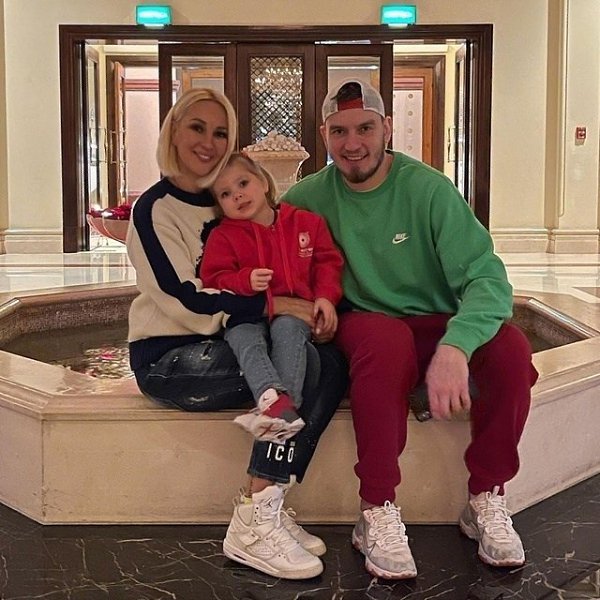 Лера Кудрявцева призналась, что устала бороться с алкоголизмом 37-летнего мужа. Хоккеист считал, что ...