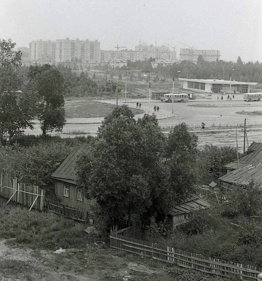 Эта фотография была сделана в 1960-х годах. На снимке можно увидеть вестибюль станции метро «Речной ...