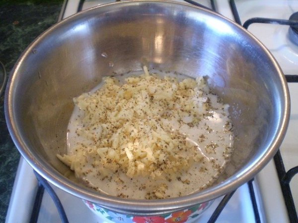 Картофель под чесночно-сырным соусом.Поставьте вариться порезанный кусочками картофель. Воду солите ... - 4