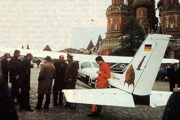 28 мая 1987 г. на Красной площади в Москве приземлился самолёт гражданина ФРГ Матиаса Руста. В День ...