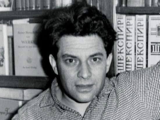 :) "Во французской стороне, на чужой планете, предстоит учиться мне в университете..." Кто ...