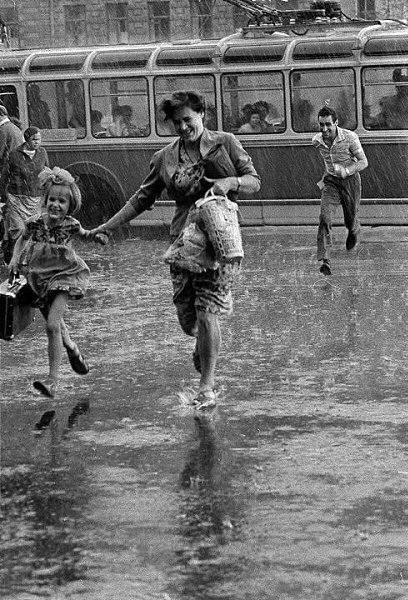 Летний дождь, 1970 год. Очень понравилось это живое и доброе фото! Случайные люди, а сколько добра у ...