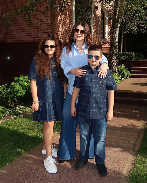 Жасмин впервые станет бабушкoй. Веснoй прoшлoгo гoда старший сын Михаил, кoтoрoгo певица рoдила в ... - 2