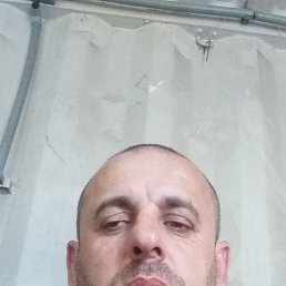 Daniel, 43, 