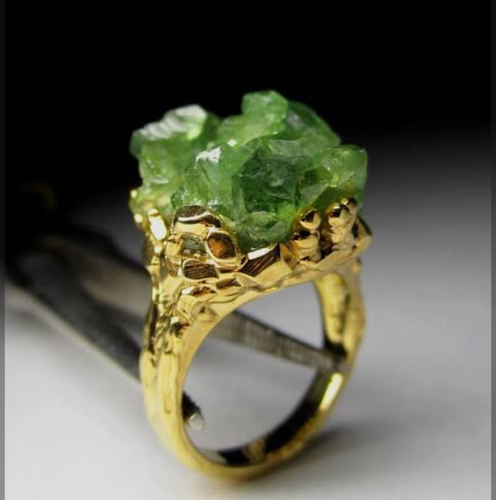 Демантоид (от немецкого слова Diamant — «алмаз» и древнегреческого идос — «вид, внешность») — это ... - 4