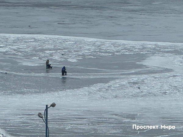 Рыбакам советуют держаться подальше от льда. Спасатели предупреждают: после потепления лёд стал ...