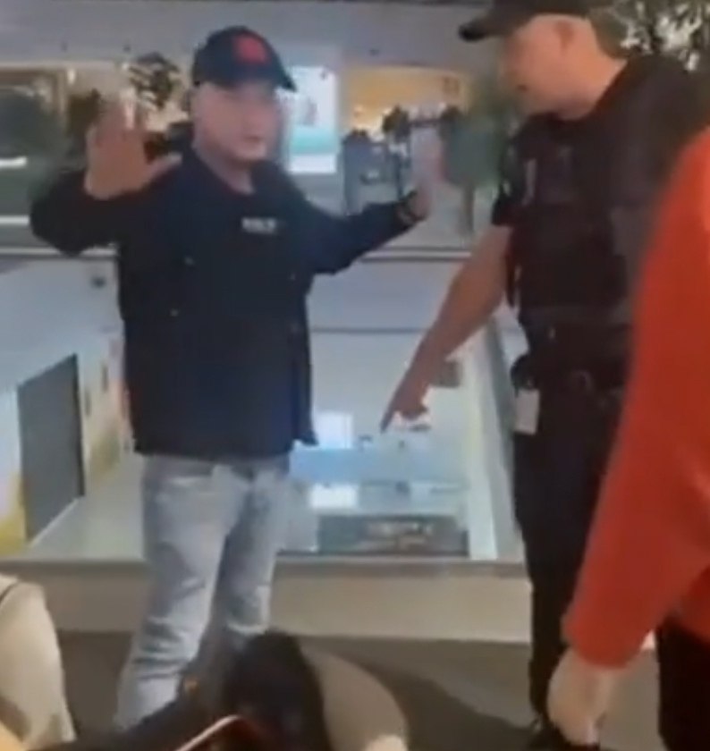 В Москве сотрудник охраны торгового центра доказал, что правила — не пустой звук. Посетитель, ...