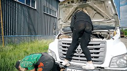 Девочки ремонтируют ФУРУ
