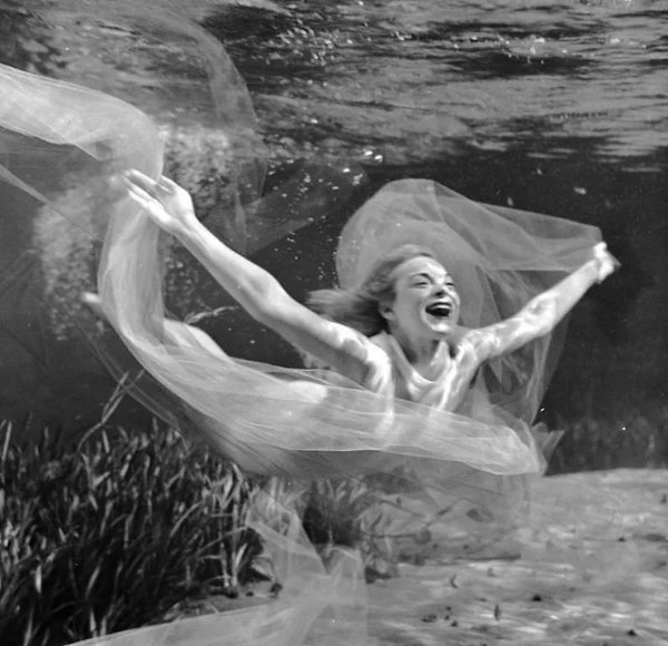 Первая подводная фотография моделей была создана в 1938 году фотографом Брюсом Мозертом. Его работы ... - 2
