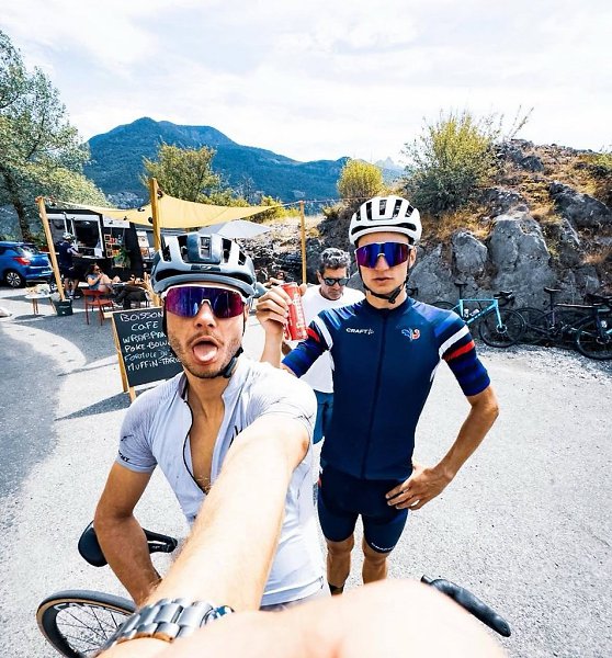 Эмильен Жаклен готовится к сезону. соцсети биатлониста