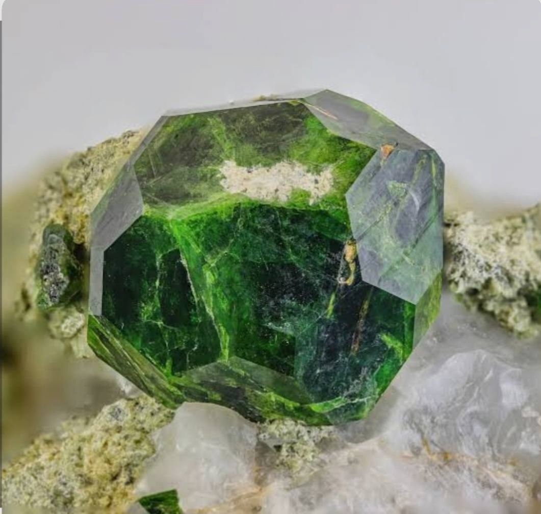 Демантоид (от немецкого слова Diamant — «алмаз» и древнегреческого идос — «вид, внешность») — это ... - 2