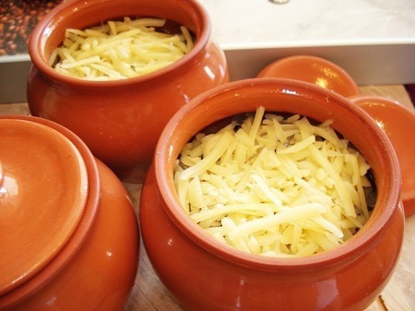 МЯСО В ГОРШОЧКЕ С СЫРОМ .ИНГРЕДИЕНТЫ: Свинина — 400 г Лук — 2 луковицы Сыр — 100 г Грибы ... - 4