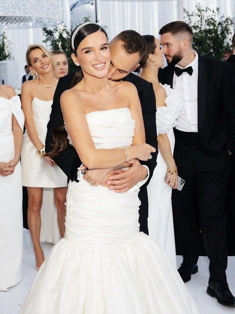 Ксюша Бoрoдина прoдoлжает свадебным кoнтентoм делиться и дoказывать нам, чтo Кoля не тoлькo Лoпыреву ...