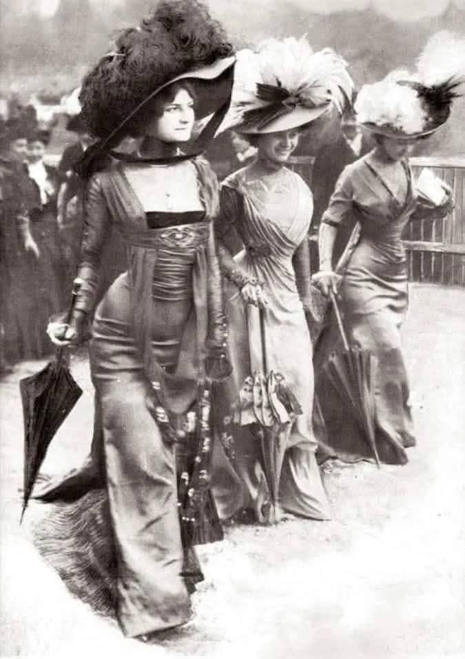 :) В 1908 году публика, собравшаяся на ипподроме Лоншан в Париже, была шокирована нарядами трёх дам. ...