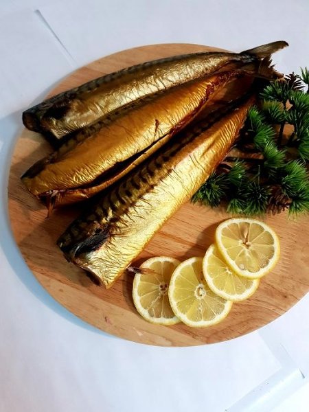 Я тут давеча скумбрию купила. Горячего копчения. Просто отличную скумбрию - спина во! брюхо во! вся ...