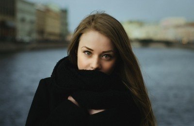 Порознь теперь закаты, порознь теперь рассветы. Ты говоришь: «Так надо!», в праздники шлешь букеты. ...