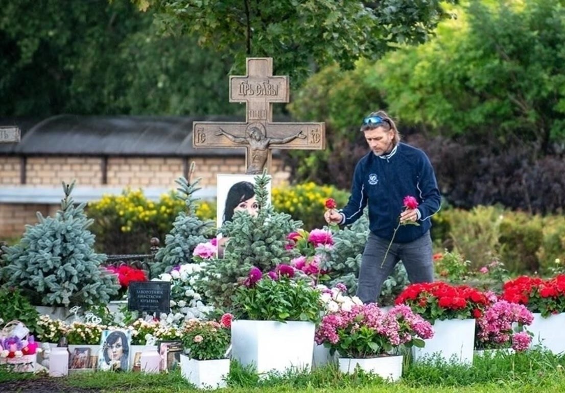 Петра Чернышева сфотографировали на могиле Анастасии Заворотнюк.