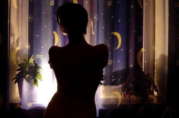 Люблю в холодный поздний вечер, Стоять, мечтая, у окна... Я просто зажигаю свечи, И сразу словно не ...