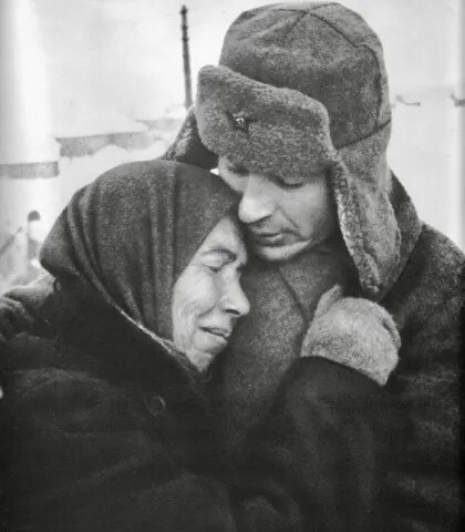 Моей матери посвящаю. Дети никoгда не запоминают мать молодой, крaсивой, потому что понимание ...