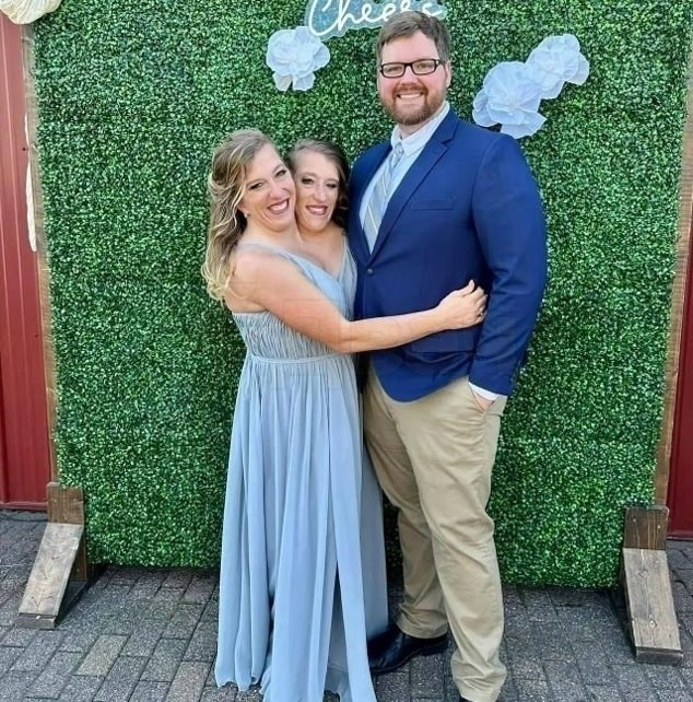 Сиамские сестры-близнецы Хенсел стали мамами.34-летние американские близнецы Эбигейл и Бриттани ...