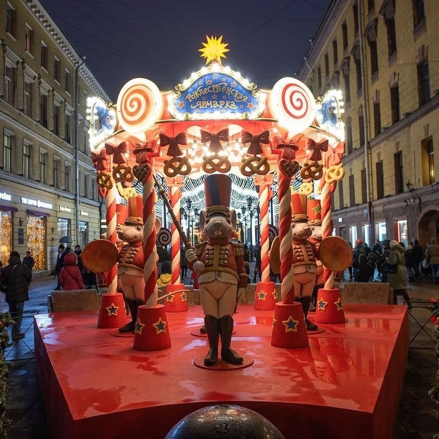 Манежная ярмарка спб адрес. Манежная площадь Санкт-Петербург ярмарка Новогодняя 2022. Манежная площадь 2022. Рождественская ярмарка на Манежной площади. Манежная площадь СПБ ярмарка Новогодняя.