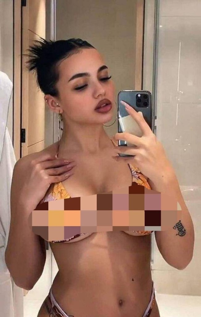 Валю Карнавал сфоткали голой в раздевалке элитного фитнес-клуба.Фанатки усыпили её бдительность ...