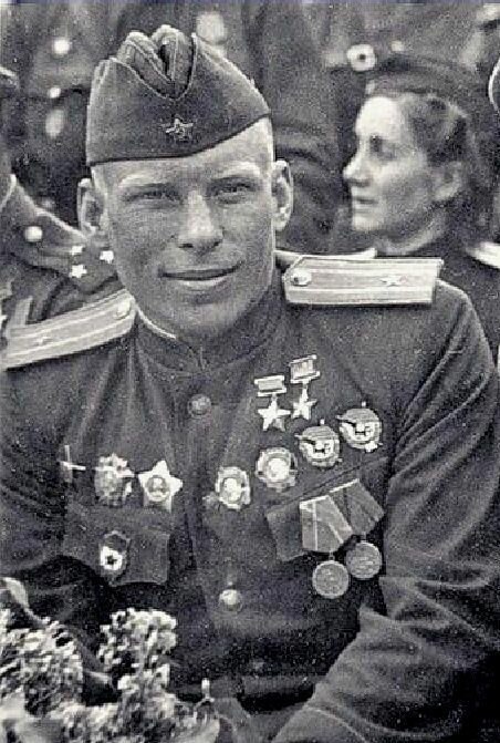 Дважды герой СССР Алексей Васильевич Алелюхин — 601 боевой вылет, провёл 258 воздушных боёв, ...