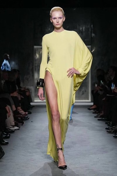 Новая эпоха наступила и в бренде Tom Ford — теперь под руководством Хайдера Акерманна. Обычно крайне ... - 5