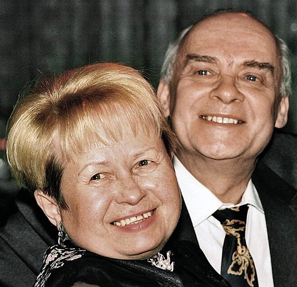 :) «Витька, да ты что!? Хорош уже материться! Это же Пахмутова!!! Она весь твой мат на музыку ...