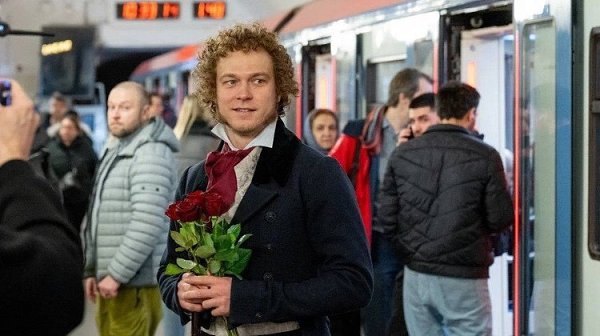 Юра Борисов в образе Пушкина раздавал женщинам розы