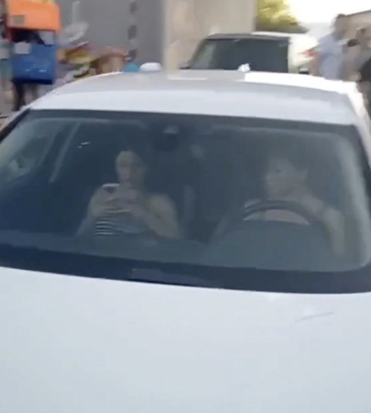 В Сочи 21-летняя женщина на BMW создала затор на дороге, остановившись у палатки с кукурузой. Когда ...
