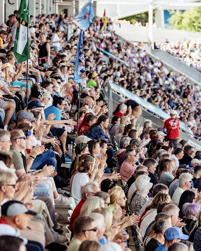 Посмотрите на эту атмосферу! Тысячи человек посетили «City Biathlon» в Дрездене. Германия бьет ...