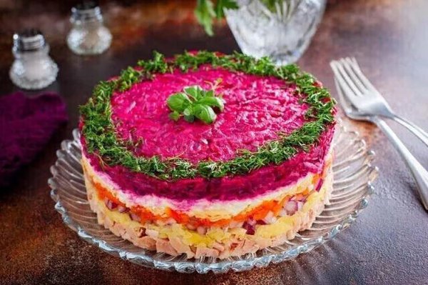 САЛАТ СО СВЕКЛОЙ И КОПЧЕНОЙ КУРИЦЕЙ.Копченая курица 300 грЯйца (варёные) 3 шт.Свекла (отварная) 2 ...