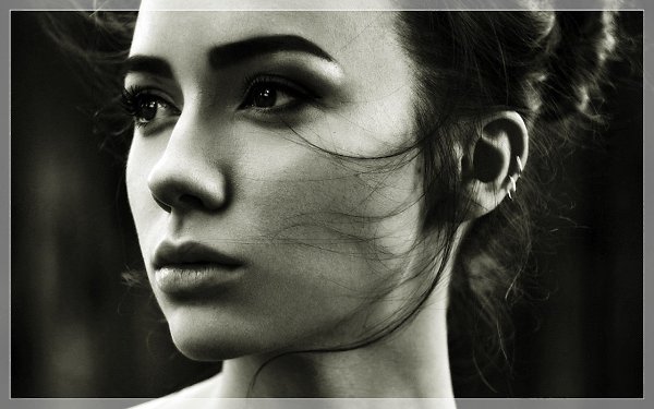 Мой огромный минус - это то, что я всегда принимаю всё близко к сердцу и переживаю из-за пустяков.