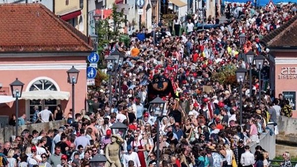 В Германии состоялся самый масштабный в мире парад такс. В историческом центре Регенсбурга прошли ... - 2